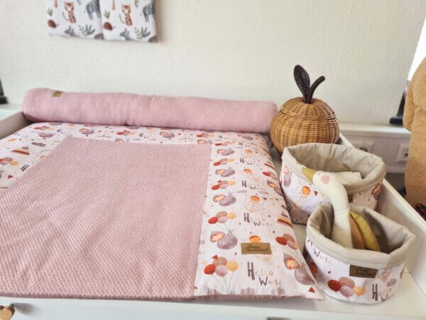 Wickelauflagenbezug Hello World bebe dusty pink – Bild 2
