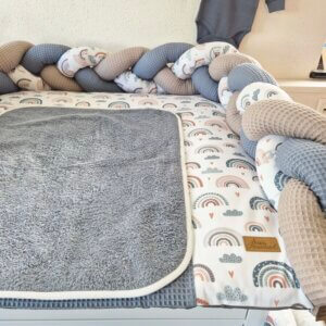 Bettschlange 1 schmale Wickeltischschlange geflochten Regenbogen türkis jeansblau