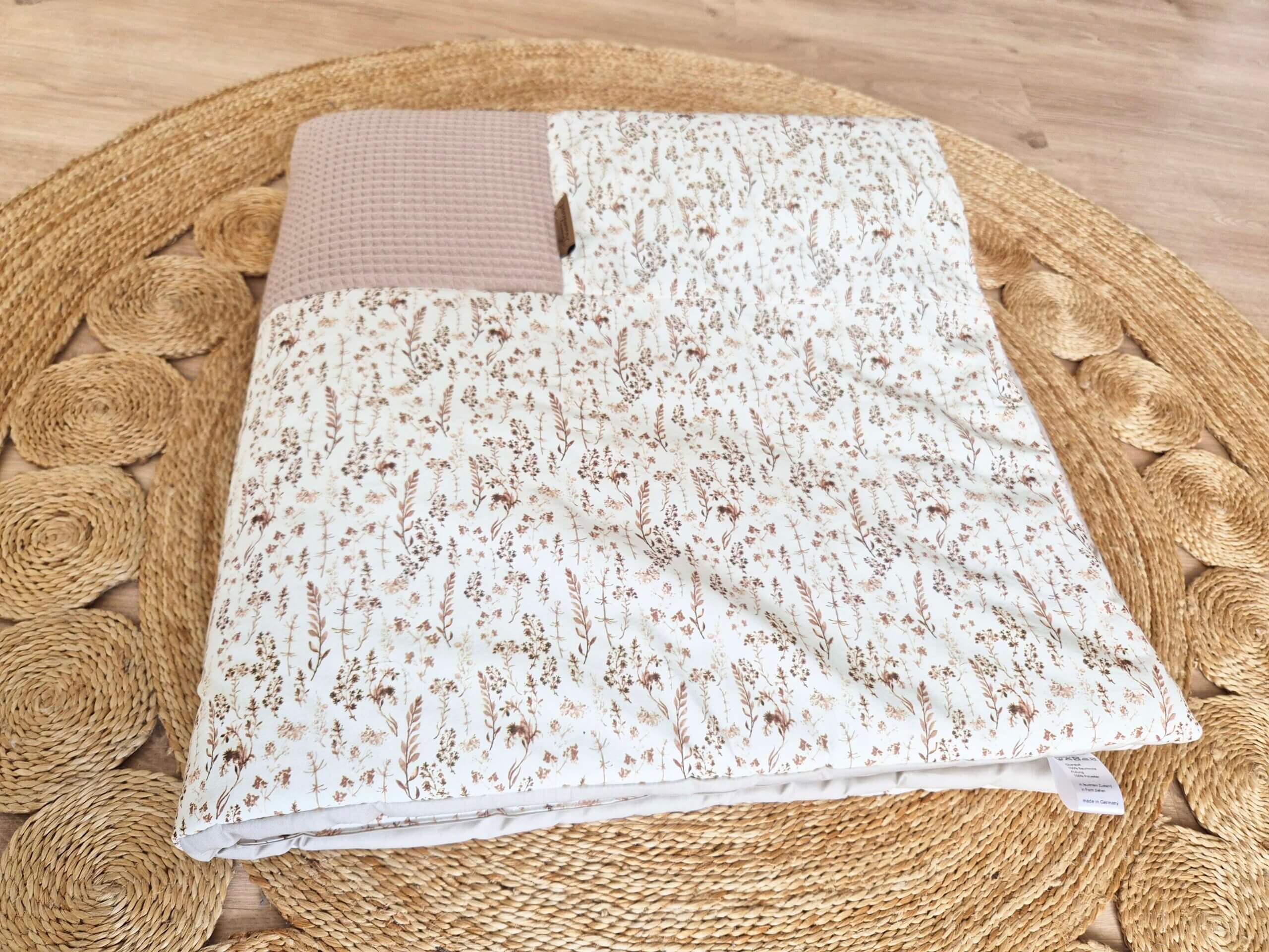 Extra dicke Krabbeldecke Leaves dunkles beige 1 Extra dicke Krabbeldecke Leaves dunkles beige